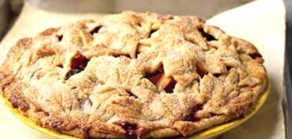 Осенний яблочный пирог с ежевикой