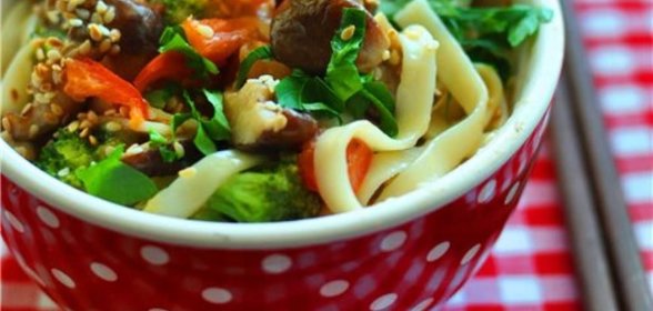 Удон с грибами и брокколи в чили-соусе