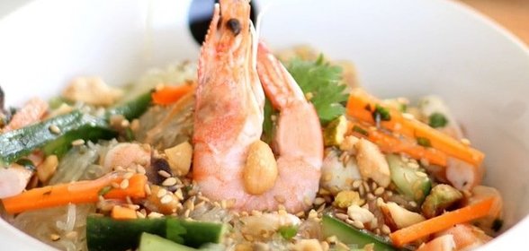 Салат из рисовой лапши с креветками и кешью