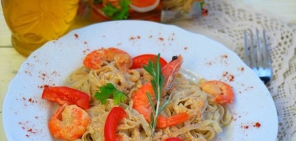 Гречневая лапша с креветками и сливочным соусом