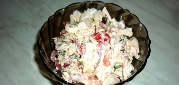 Салат из курицы с чесноком и сыром