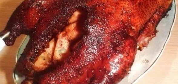 Рождественский гусь с айвой в духовке