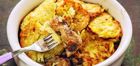 Свинина с драниками, томленная в горшке