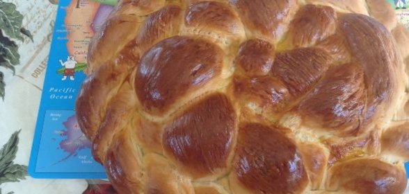 Гренки с салатом из свеклы