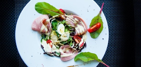 Салат с ветчиной и сыром