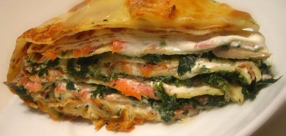 блинчатый пирог с копченым лососем,шпинатом и творожным кремом