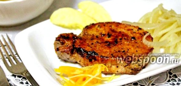 Свиные медальоны с маринованным луком