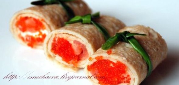 Рулеты с копченой семгой и икрой Тобико