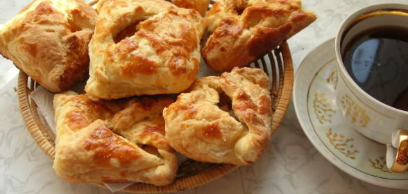 Пицца с белыми грибами и луком под сметаной