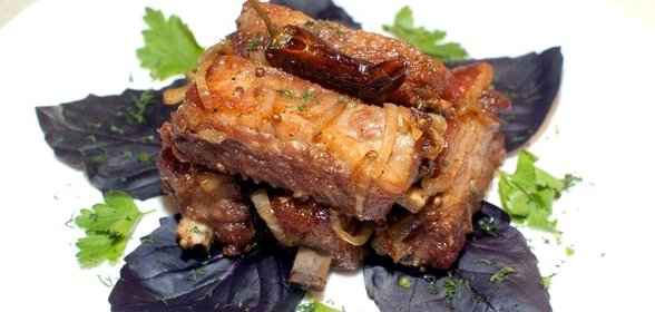 Свиные ребрышки жареные с луком