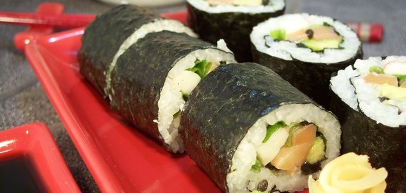 Роллы с крабовыми палочками, форелью и царской икрой