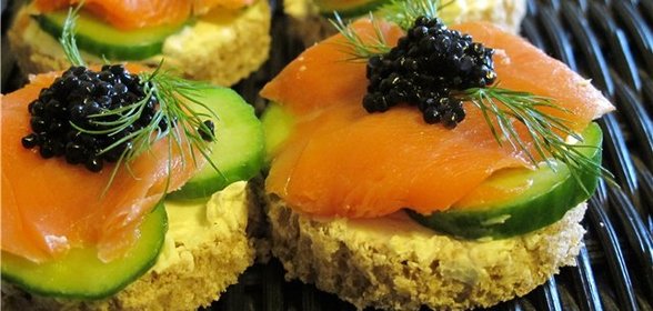 Закуска-канапе с лососем, огурцом и чёрной икрой