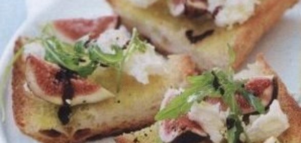Жареная чиабатта с зеленью, инжиром и сыром