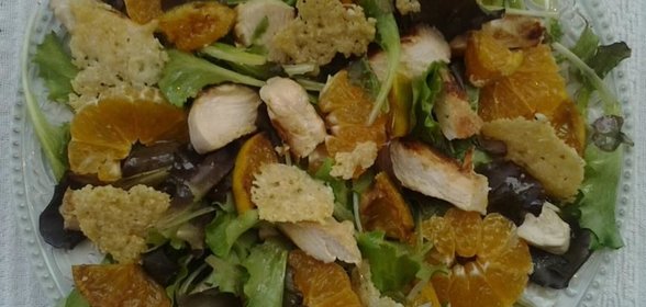 Салат с мандаринами, курицей и сырными чипсами
