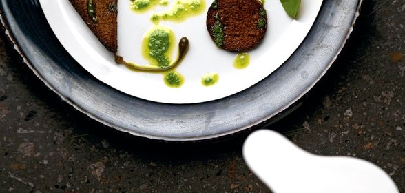 Тартар из страуса со сливочным хреном, щавелем, каперсами и ржаными сухарями