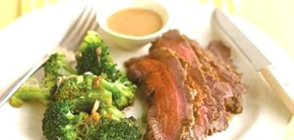 Стейк с арахисовым соусом и брокколи