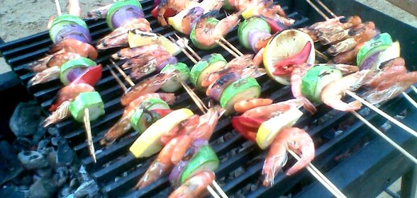 Креветки с розмарином на шпажках