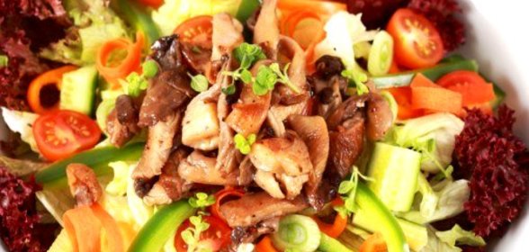 Грибной салат с соусом терияки, козьим сыром и кунжутом