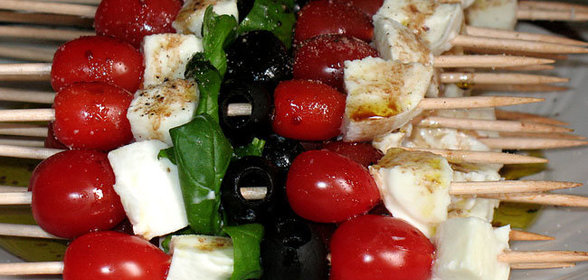 Шписы с карликовыми помидорами и моцареллой