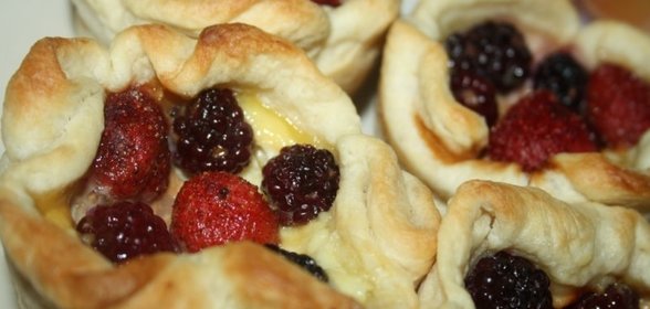 Корзинки с адыгейским сыром и ягодами