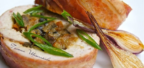 Куриный рулет с грибами и картошкой