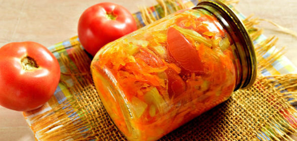 Овощной салат с помидорами (на зиму)