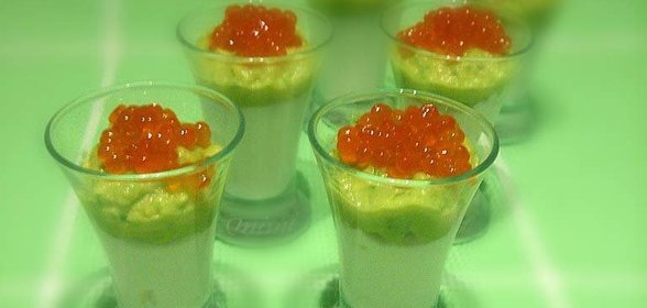 веррины с авокадо, козьим сыром и икрой