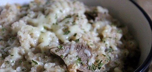 Каша из многозерновых хлопьев с говядиной и сыром