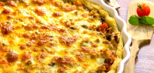 Пирог из слоеного теста с фаршем и овощами