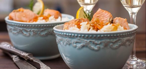 Тушеный лосось с морковью, пореем, соевым соусом и рисом басмати