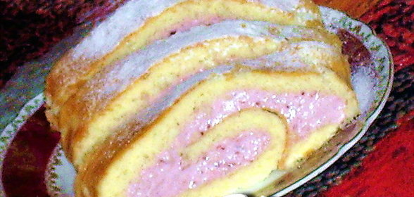 Бисквитный рулет с творогом и клубникой