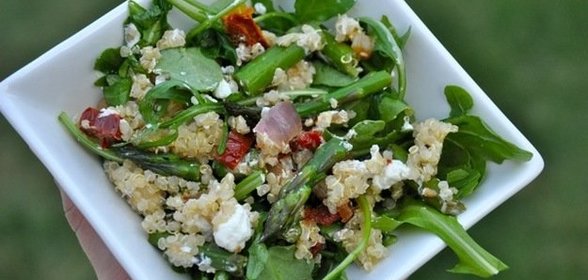 Киноа с курицей, рукколой и фисташками