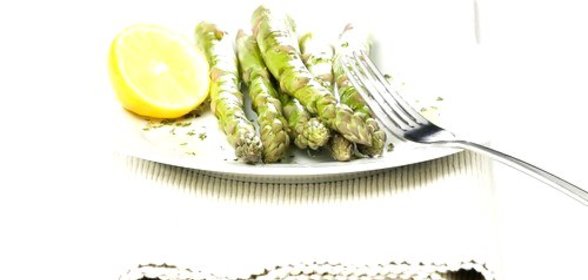 Жареная спаржа с лимонами и орегано