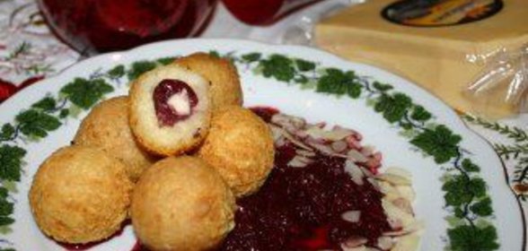 Сырные крокеты с вишней
