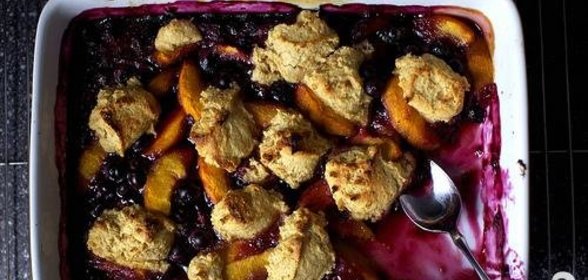 Коблер с персиками и черникой