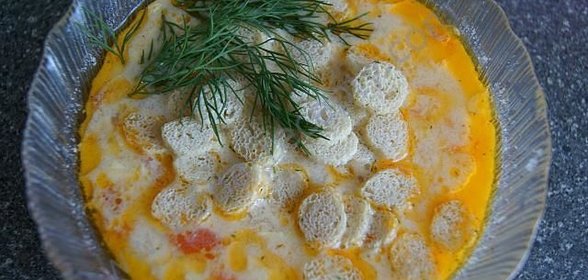 Сырный суп с сухариками и плавленым сыром
