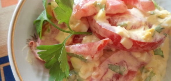 Салат из сыра с помидорами и яйцом