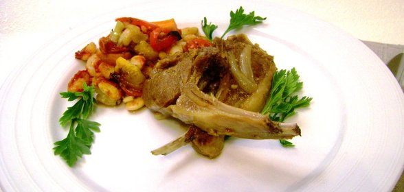 Бараньи ребрышки с овощами и запеченной фасолью