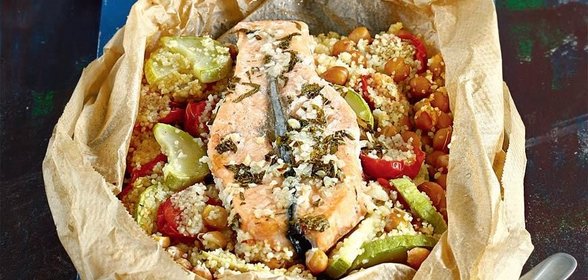 Лосось с кускусом в пергаменте