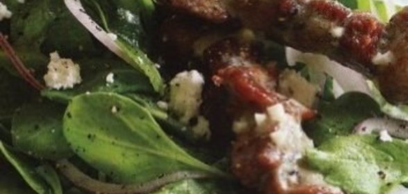 Шашлыки из баранины с зеленым салатом и сыром