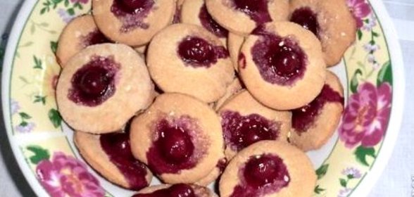 Печенье с корицей и вишней