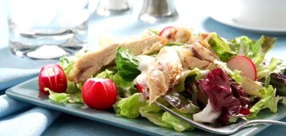 Закуска из курицы в листьях салата