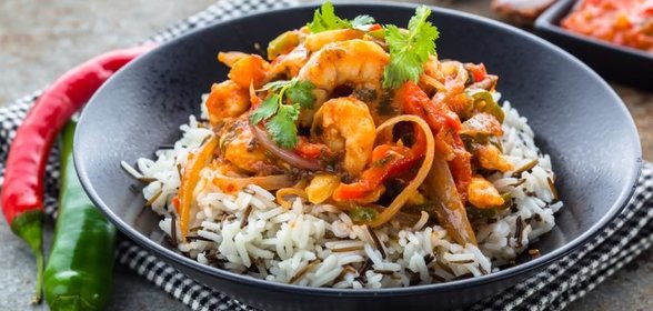 Креветки в томатном соусе с кинзой