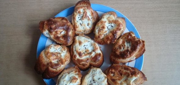 Горячие бутерброды с творогом и тмином