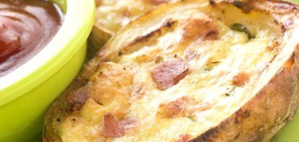 Запеченный фаршированный картофель с брокколи, беконом и сыром