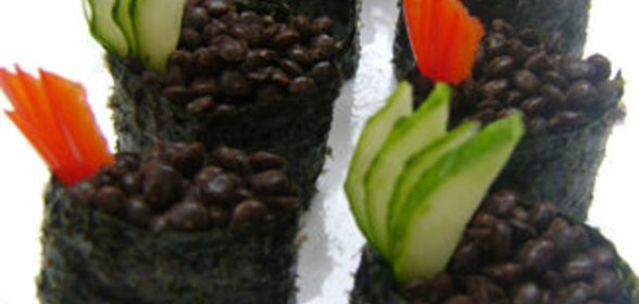 Гункан-суши с черной чечевицей