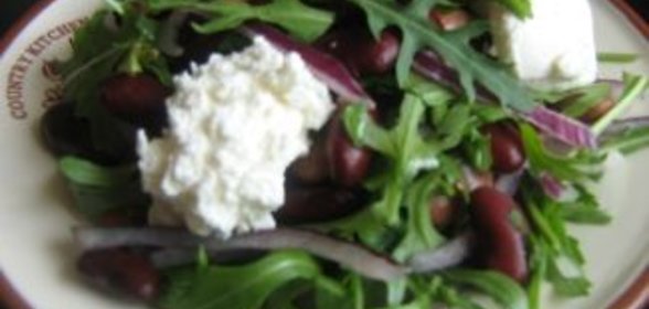 Салат с фасолью, руколой и творожным сыром