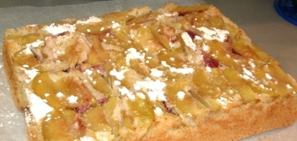 Шарлотка с клубникой и яблоками