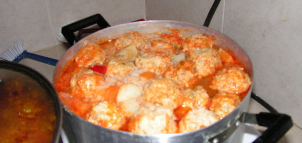 фрикадельки с рисом, картофелем и белой фасолью