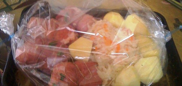 Свиные рулетики с картофелем и кваш.капустой запеченные в рукаве